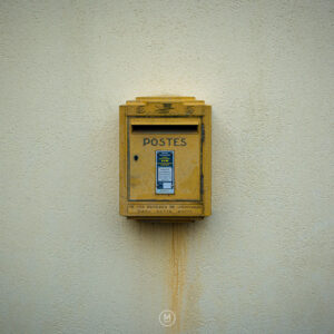 Echoes in Yellow: La Boîte aux Lettres