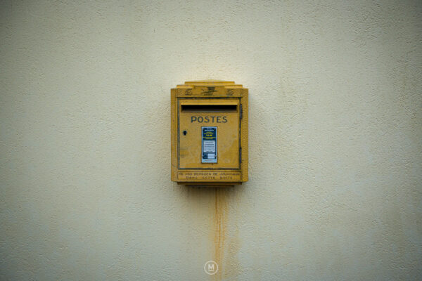 Echoes in Yellow: La Boîte aux Lettres